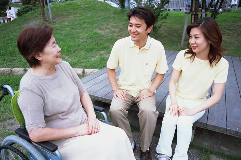 东方人,三个人,家庭,夫妻,坐,说,横图,俯视,室外,白天,爱情,草地,草坪,植物,亚洲,服装,木板,桥,木桥,浪漫,注视,休闲装,黄种人,栈桥,草,衣服,绿色,观察,看,休闲,温暖,温馨,一家人,休闲服,恩爱,恋人,服饰,观看,人行桥,木板桥,和睦,察看,关注,交流,老年女性,男人,男性,年轻男性,年轻女性,女人,女性,亚洲人,情侣,沟通,讲话,交谈,说话,谈话,坐着,半身,彩图,高角度拍摄,伴侣,融洽