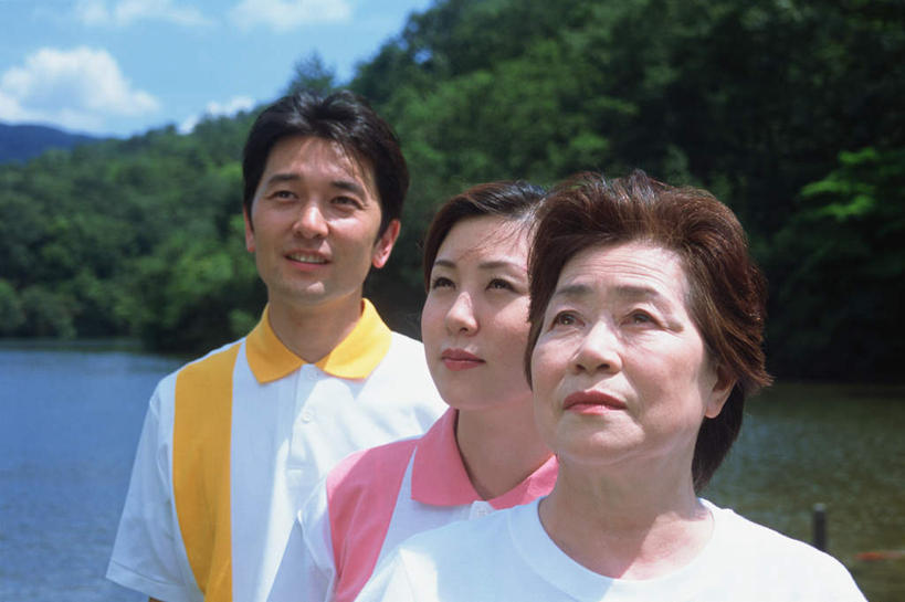 东方人,三个人,家庭,夫妻,站,横图,室外,白天,正面,爱情,草地,草坪,山,植物,亚洲,一排,服装,整齐,山峰,云,云朵,山峦,浪漫,云彩,注视,休闲装,黄种人,草,树,树木,排列,衣服,蓝色,绿色,白云,蓝天,天空,自然,天,观察,看,站着,休闲,温暖,温馨,一家人,休闲服,恩爱,恋人,服饰,生长,成长,观看,和睦,察看,队列,关注,老年女性,男人,男性,年轻男性,年轻女性,女人,女性,亚洲人,情侣,抬头,仰头,半身,彩图,伴侣,融洽