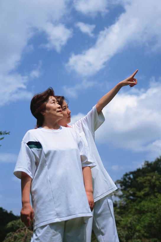 东方人,两个人,家庭,母亲,女儿,站,竖图,室外,白天,仰视,植物,亚洲,指,服装,云,云朵,云彩,注视,休闲装,黄种人,方向,树,树木,衣服,蓝色,绿色,白云,蓝天,天空,自然,天,观察,看,手势,站着,休闲,温暖,温馨,母女,一家人,休闲服,母爱,服饰,生长,成长,观看,和睦,察看,指向,关注,老年女性,年轻女性,女人,女性,亚洲人,站立,半身,彩图,低角度拍摄,融洽