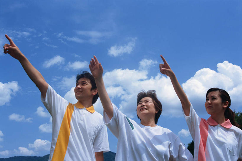 东方人,三个人,家庭,夫妻,站,横图,室外,白天,仰视,爱情,草地,草坪,山,植物,亚洲,指,服装,山峰,云,云朵,山峦,浪漫,云彩,注视,休闲装,黄种人,方向,草,树,树木,衣服,蓝色,绿色,白云,蓝天,天空,自然,天,观察,看,手势,站着,休闲,温暖,温馨,一家人,休闲服,恩爱,恋人,服饰,生长,成长,观看,和睦,察看,指向,关注,老年女性,男人,男性,年轻男性,年轻女性,女人,女性,亚洲人,情侣,抬头,仰头,半身,彩图,低角度拍摄,伴侣,融洽