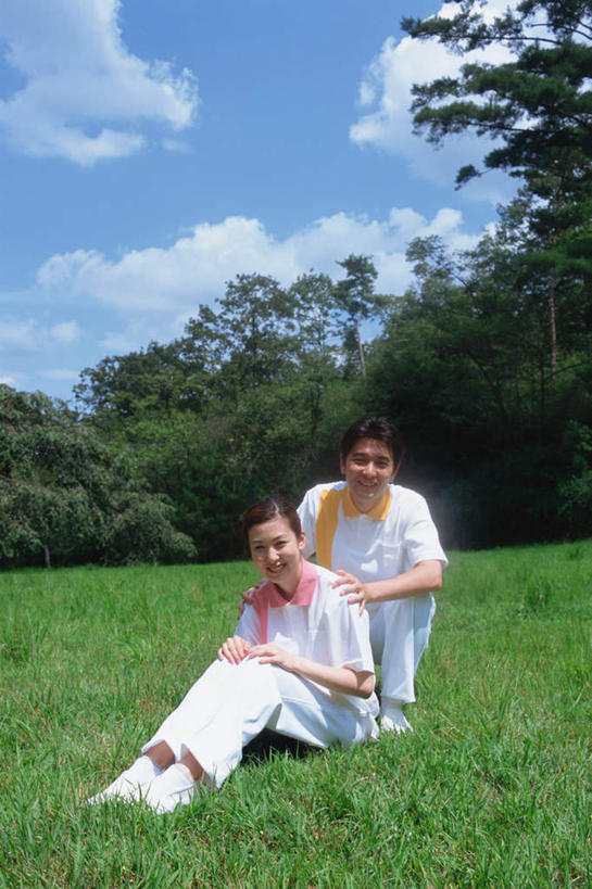 东方人,两个人,家庭,夫妻,坐,竖图,室外,白天,正面,爱情,草地,草坪,植物,亚洲,服装,云,云朵,浪漫,云彩,注视,休闲装,黄种人,草,树,树木,衣服,蓝色,绿色,白云,蓝天,天空,自然,天,观察,看,休闲,温暖,温馨,一家人,休闲服,恩爱,恋人,服饰,生长,成长,观看,和睦,察看,关注,男人,男性,年轻男性,年轻女性,女人,女性,亚洲人,情侣,坐着,彩图,全身,伴侣,融洽