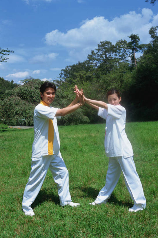 东方人,两个人,夫妻,站,握手,竖图,室外,白天,侧面,爱情,草地,草坪,植物,亚洲,服装,云,云朵,浪漫,云彩,注视,休闲装,黄种人,草,树,树木,衣服,蓝色,绿色,白云,蓝天,天空,自然,天,观察,看,站着,休闲,休闲服,恩爱,恋人,服饰,生长,成长,观看,察看,关注,男人,男性,年轻男性,年轻女性,女人,女性,亚洲人,情侣,搀手,拉手,手拉手,手握手,站立,彩图,全身,伴侣