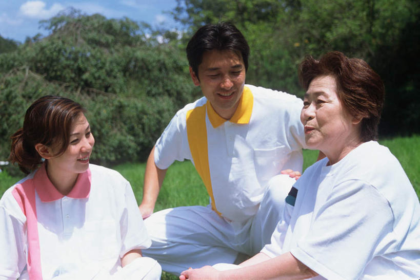 东方人,三个人,家庭,夫妻,坐,笑,微笑,露齿笑,横图,室外,白天,正面,爱情,草地,草坪,山,植物,亚洲,服装,山峰,云,云朵,山峦,浪漫,云彩,注视,休闲装,黄种人,草,树,树木,衣服,蓝色,绿色,白云,蓝天,天空,自然,天,观察,看,休闲,温暖,温馨,一家人,休闲服,恩爱,恋人,服饰,生长,成长,观看,和睦,察看,关注,老年女性,男人,男性,年轻男性,年轻女性,女人,女性,亚洲人,情侣,坐着,半身,彩图,伴侣,融洽