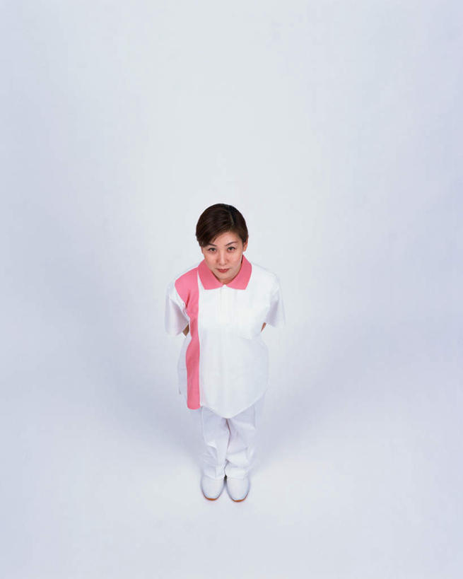 东方人,一个人,站,竖图,俯视,室内,白天,白色背景,亚洲,仅一个年轻女性,仅一个女性,仅一个人,服装,注视,休闲装,黄种人,衣服,观察,看,站着,休闲,休闲服,摄影,服饰,影棚,观看,察看,关注,年轻女性,女人,女性,亚洲人,抬头,仰头,站立,彩图,高角度拍摄,全身,影棚拍摄,拍摄