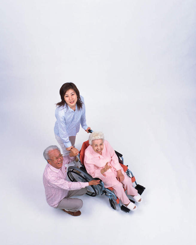 东方人,三个人,家庭,夫妻,坐,说,竖图,俯视,室内,白天,白色背景,爱情,亚洲,服装,浪漫,注视,休闲装,黄种人,衣服,观察,看,休闲,温暖,温馨,一家人,休闲服,恩爱,恋人,摄影,服饰,影棚,观看,和睦,察看,关注,交流,老年男性,老年女性,男人,男性,年轻女性,女人,女性,亚洲人,夫妇,情侣,沟通,讲话,交谈,说话,谈话,坐着,彩图,高角度拍摄,全身,影棚拍摄,拍摄,伴侣,融洽