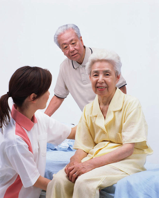 东方人,三个人,夫妻,医生,医院,坐,笑,微笑,露齿笑,竖图,室内,白天,正面,工作服,制服,爱情,床,亚洲,服装,双人床,床单,浪漫,注视,休闲装,黄种人,被子,衣服,观察,看,医护人员,医疗人员,休闲,休闲服,恩爱,恋人,服饰,观看,察看,被单,关注,医疗机构,工作制服,老年男性,老年女性,男人,男性,年轻女性,女人,女性,亚洲人,夫妇,情侣,大夫,坐着,半身,彩图,工作套服,病院,诊所,伴侣