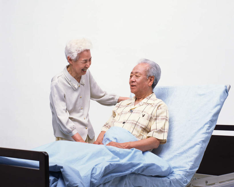 东方人,两个人,夫妻,病人,医院,站,坐,笑,微笑,露齿笑,横图,室内,白天,正面,爱情,床,亚洲,服装,双人床,床单,浪漫,注视,休闲装,黄种人,被子,衣服,观察,看,站着,休闲,休闲服,恩爱,恋人,服饰,观看,察看,被单,关注,医疗机构,老年男性,老年女性,男人,男性,女人,女性,亚洲人,情侣,患者,就医者,站立,坐着,半身,彩图,病院,诊所,伴侣