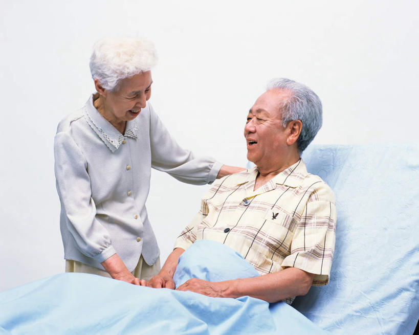 东方人,两个人,夫妻,病人,医院,站,坐,笑,微笑,露齿笑,横图,室内,白天,正面,爱情,床,亚洲,服装,双人床,床单,浪漫,注视,休闲装,黄种人,被子,衣服,观察,看,站着,休闲,休闲服,恩爱,恋人,服饰,观看,察看,被单,关注,医疗机构,老年男性,老年女性,男人,男性,女人,女性,亚洲人,情侣,患者,就医者,站立,坐着,半身,彩图,病院,诊所,伴侣