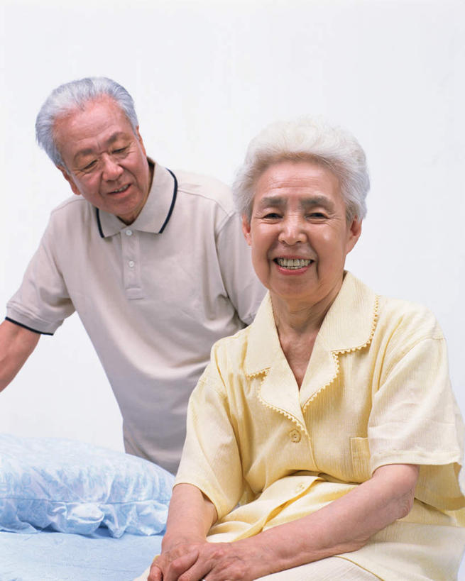 东方人,两个人,夫妻,病人,医院,站,坐,笑,微笑,露齿笑,竖图,室内,白天,正面,爱情,床,亚洲,服装,双人床,床单,浪漫,注视,休闲装,黄种人,被子,衣服,观察,看,站着,休闲,休闲服,恩爱,恋人,服饰,观看,察看,被单,关注,医疗机构,老年男性,老年女性,男人,男性,女人,女性,亚洲人,情侣,患者,就医者,站立,坐着,半身,彩图,病院,诊所,伴侣