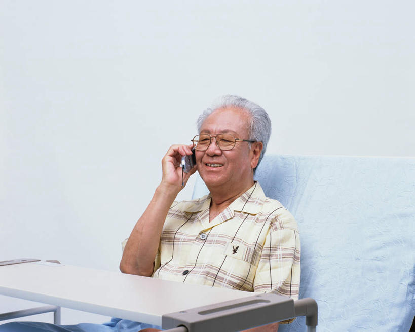 东方人,一个人,病人,坐,打电话,横图,室内,白天,正面,床,电话,手机,亚洲,仅一个男性,仅一个人,戴,服装,眼镜,床单,拿,拿着,注视,休闲装,黄种人,通讯设备,被子,衣服,病床,观察,看,仅一个老年男性,休闲,休闲服,服饰,单人床,观看,戴着,察看,被单,关注,近视眼镜,交流,老年男性,男人,男性,亚洲人,患者,就医者,沟通,通话,坐着,半身,彩图