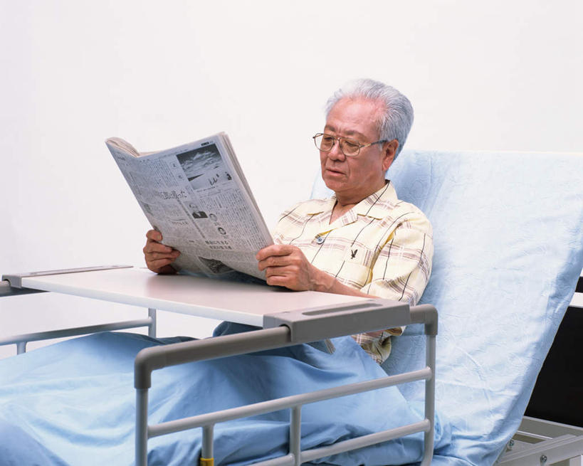 东方人,一个人,病人,医院,坐,横图,室内,白天,正面,阅读,床,报纸,亚洲,仅一个男性,仅一个人,学习,服装,床单,拿,拿着,注视,休闲装,黄种人,被子,架子,衣服,观察,看,仅一个老年男性,休闲,休闲服,浏览,服饰,单人床,观看,察看,被单,关注,医疗机构,老年男性,男人,男性,亚洲人,患者,就医者,坐着,半身,彩图,病院,诊所