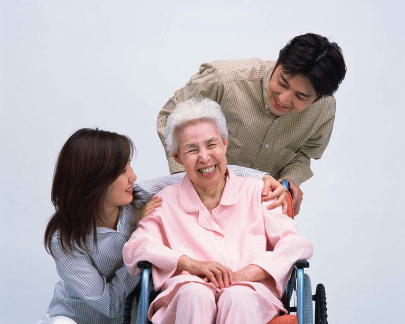 东方人,三个人,家庭,夫妻,坐,笑,微笑,露齿笑,横图,室内,白天,白色背景,正面,爱情,亚洲,服装,工具,浪漫,注视,休闲装,黄种人,衣服,轮椅,复健,观察,看,休闲,康复,温暖,温馨,一家人,休闲服,器械,恩爱,恋人,摄影,服饰,影棚,观看,和睦,察看,医疗设备,关注,医疗器械,医疗工具,辅助设备,老年女性,男人,男性,年轻男性,年轻女性,女人,女性,亚洲人,夫妇,情侣,坐着,半身,彩图,影棚拍摄,拍摄,伴侣,融洽