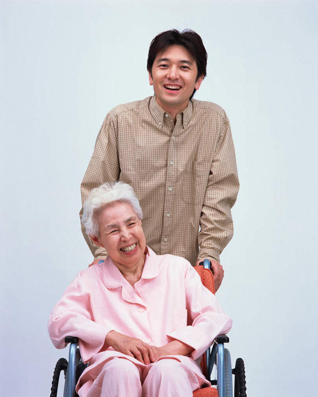 东方人,两个人,站,坐,笑,微笑,露齿笑,竖图,室内,白天,白色背景,正面,亚洲,服装,工具,注视,休闲装,黄种人,衣服,轮椅,复健,观察,看,站着,休闲,康复,休闲服,器械,摄影,服饰,影棚,观看,察看,医疗设备,关注,医疗器械,医疗工具,辅助设备,老年女性,男人,男性,年轻男性,女人,女性,亚洲人,坐着,半身,彩图,影棚拍摄,拍摄