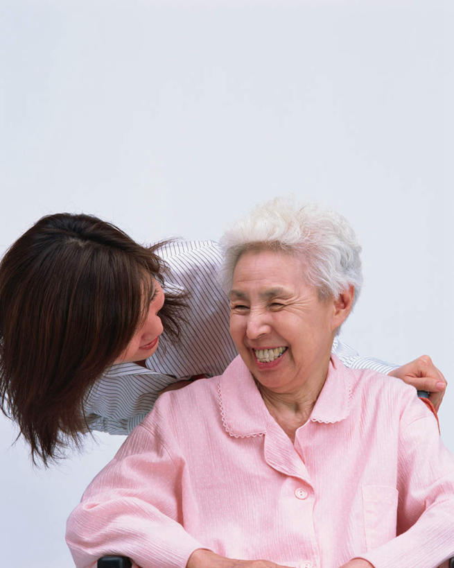 东方人,两个人,家庭,母亲,女儿,坐,笑,微笑,露齿笑,竖图,室内,白天,白色背景,正面,亚洲,弯腰,服装,注视,休闲装,黄种人,衣服,轮椅,观察,看,休闲,温暖,温馨,母女,一家人,休闲服,母爱,摄影,服饰,影棚,观看,和睦,察看,关注,弯身,老年女性,年轻女性,女人,女性,亚洲人,坐着,半身,彩图,影棚拍摄,拍摄,融洽