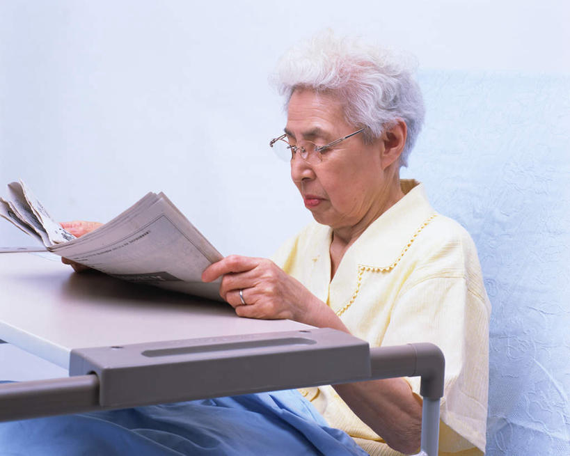 东方人,一个人,病人,医院,坐,横图,室内,白天,侧面,阅读,报纸,亚洲,仅一个女性,仅一个人,戴,学习,服装,眼镜,拿,拿着,注视,休闲装,黄种人,衣服,观察,看,休闲,休闲服,浏览,服饰,仅一个老年女性,观看,戴着,察看,关注,近视眼镜,医疗机构,老年女性,女人,女性,亚洲人,患者,就医者,坐着,半身,彩图,病院,诊所