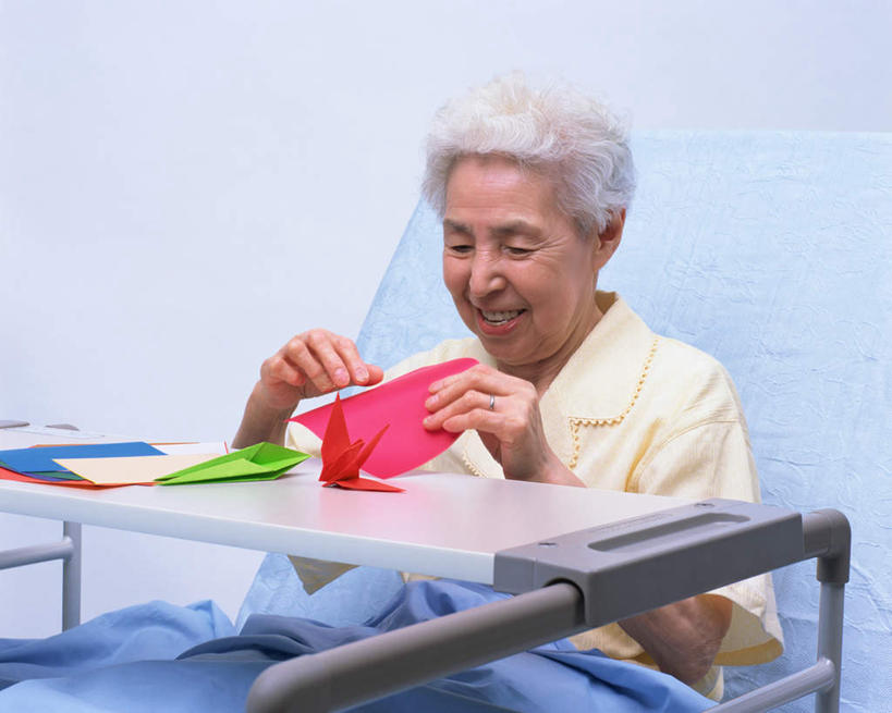 东方人,一个人,病人,医院,坐,笑,微笑,露齿笑,横图,室内,白天,正面,床,亚洲,仅一个女性,仅一个人,服装,折纸,床单,拿,拿着,注视,休闲装,黄种人,被子,架子,衣服,病床,观察,看,休闲,休闲服,服饰,单人床,仅一个老年女性,观看,察看,被单,关注,医疗机构,老年女性,女人,女性,亚洲人,患者,就医者,坐着,半身,彩图,病院,诊所