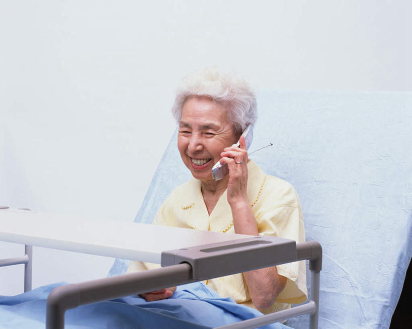 东方人,一个人,病人,医院,坐,打电话,横图,室内,白天,正面,床,电话,手机,亚洲,仅一个女性,仅一个人,服装,床单,拿,拿着,注视,休闲装,黄种人,通讯设备,被子,架子,衣服,观察,看,休闲,休闲服,服饰,单人床,仅一个老年女性,观看,察看,被单,关注,医疗机构,交流,老年女性,女人,女性,亚洲人,患者,就医者,沟通,通话,坐着,半身,彩图,病院,诊所