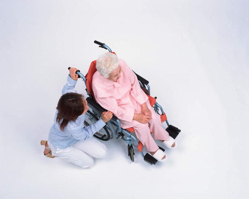 东方人,两个人,家庭,母亲,女儿,蹲,横图,俯视,室内,白天,白色背景,亚洲,服装,工具,注视,休闲装,黄种人,衣服,轮椅,复健,观察,看,休闲,康复,温暖,温馨,母女,一家人,休闲服,器械,母爱,摄影,服饰,影棚,观看,和睦,察看,医疗设备,关注,医疗器械,医疗工具,辅助设备,老年女性,年轻女性,女人,女性,亚洲人,蹲着,彩图,高角度拍摄,全身,影棚拍摄,拍摄,融洽