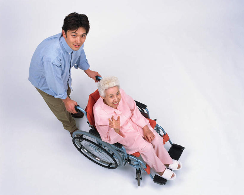 东方人,两个人,家庭,母亲,儿子,站,横图,俯视,室内,白天,白色背景,亚洲,弯腰,服装,工具,注视,休闲装,黄种人,衣服,轮椅,复健,观察,看,站着,休闲,康复,温暖,温馨,母子,一家人,休闲服,器械,母爱,摄影,服饰,影棚,观看,和睦,察看,医疗设备,关注,医疗器械,医疗工具,弯身,辅助设备,老年女性,男人,男性,年轻男性,女人,女性,亚洲人,抬头,仰头,站立,彩图,高角度拍摄,全身,影棚拍摄,拍摄,融洽