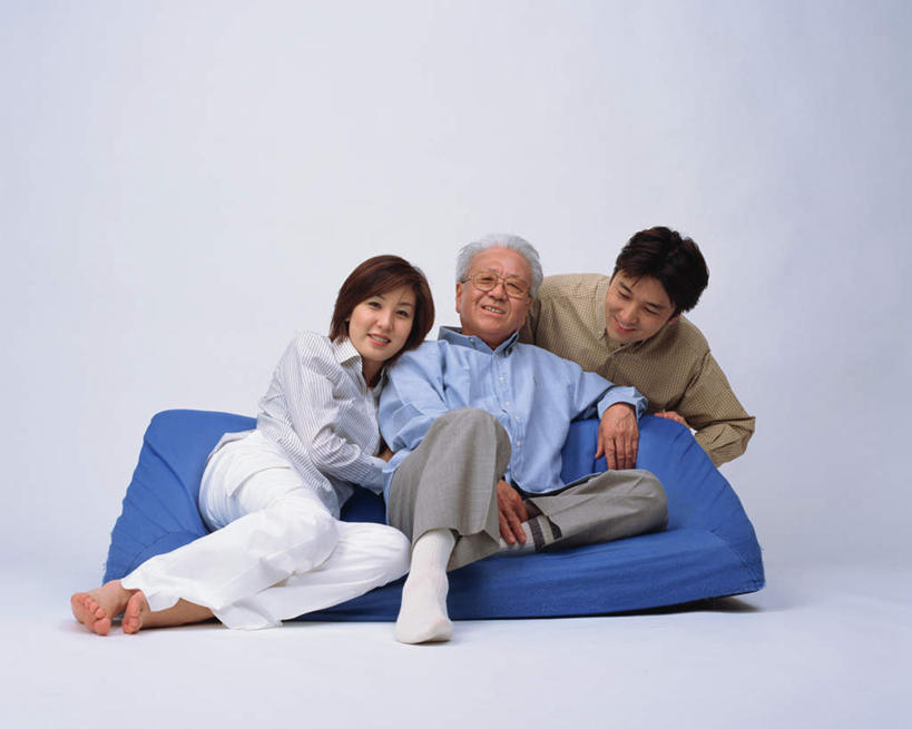 东方人,三个人,家庭,夫妻,坐,笑,微笑,露齿笑,横图,室内,白天,白色背景,正面,爱情,亚洲,服装,浪漫,注视,休闲装,黄种人,衣服,垫子,观察,看,休闲,温暖,温馨,一家人,休闲服,恩爱,恋人,摄影,服饰,影棚,观看,和睦,察看,关注,老年男性,男人,男性,年轻男性,年轻女性,女人,女性,亚洲人,情侣,坐着,彩图,全身,影棚拍摄,拍摄,伴侣,融洽