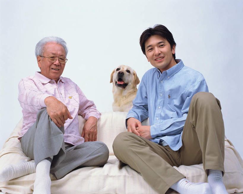 东方人,两个人,家庭,父亲,儿子,坐,横图,室内,白天,白色背景,正面,宠物,狗,亚洲,戴,服装,眼镜,注视,休闲装,黄种人,一只,衣服,动物,观察,看,休闲,温暖,温馨,父子,一家人,休闲服,父爱,可爱,摄影,服饰,影棚,观看,戴着,和睦,察看,关注,近视眼镜,忠诚,老年男性,男人,男性,年轻男性,亚洲人,犬,坐着,彩图,全身,影棚拍摄,拍摄,融洽