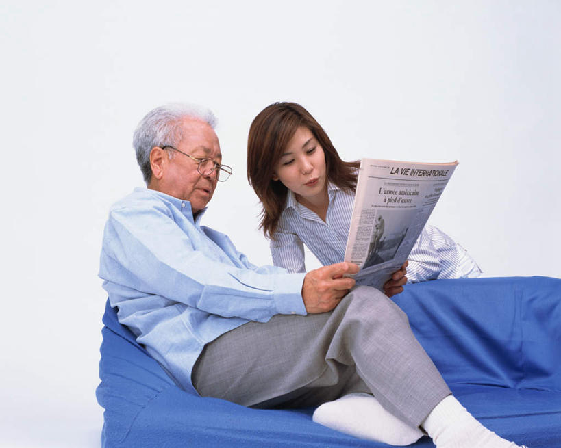 东方人,两个人,家庭,父亲,女儿,坐,横图,室内,白天,白色背景,侧面,阅读,报纸,亚洲,学习,服装,拿,拿着,注视,休闲装,黄种人,衣服,观察,看,休闲,温暖,温馨,父女,一家人,休闲服,父爱,浏览,摄影,服饰,影棚,观看,和睦,察看,关注,老年男性,男人,男性,年轻女性,女人,女性,亚洲人,坐着,半身,彩图,影棚拍摄,拍摄,融洽