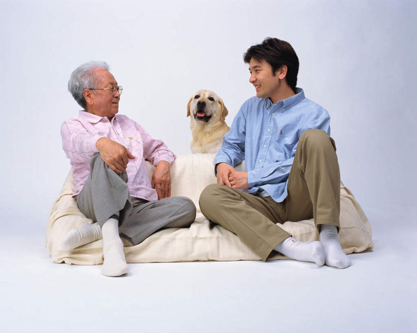 东方人,两个人,家庭,父亲,儿子,坐,说,横图,室内,白天,白色背景,正面,宠物,狗,亚洲,戴,服装,眼镜,注视,休闲装,黄种人,相视,一只,衣服,动物,垫子,观察,看,休闲,温暖,温馨,父子,一家人,面对面,休闲服,父爱,可爱,摄影,服饰,影棚,观看,对视,戴着,和睦,察看,关注,相对,近视眼镜,忠诚,相看,交流,老年男性,男人,男性,年轻男性,亚洲人,犬,沟通,讲话,交谈,说话,谈话,坐着,彩图,全身,影棚拍摄,拍摄,融洽