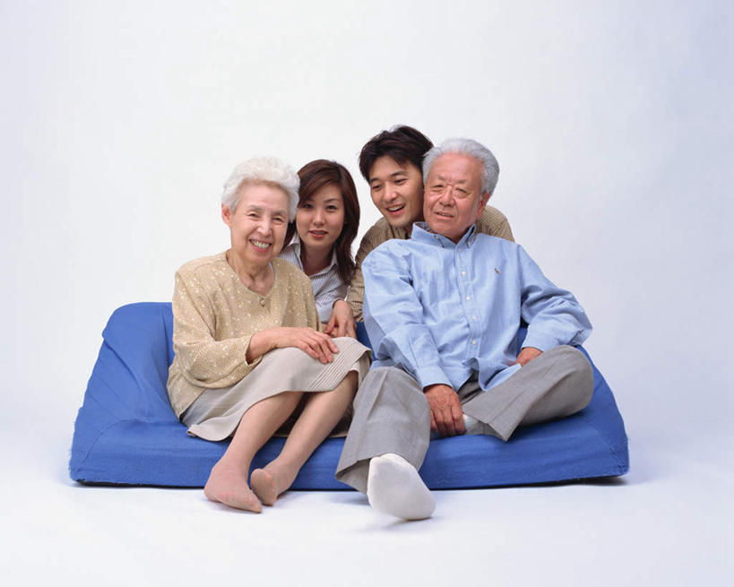 东方人,四个人,家庭,夫妻,坐,笑,微笑,露齿笑,横图,室内,白天,白色背景,正面,爱情,亚洲,服装,浪漫,注视,休闲装,黄种人,衣服,观察,看,休闲,温暖,温馨,一家人,休闲服,恩爱,恋人,摄影,服饰,影棚,观看,和睦,察看,关注,老年男性,老年女性,男人,男性,年轻男性,年轻女性,女人,女性,亚洲人,情侣,坐着,彩图,全身,影棚拍摄,拍摄,伴侣,融洽