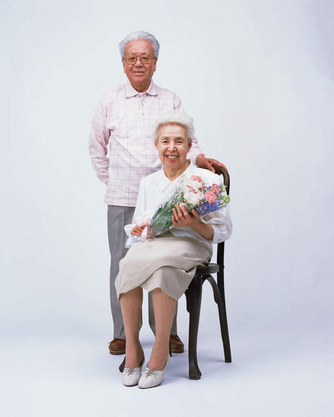 东方人,两个人,家庭,夫妻,站,坐,竖图,室内,白天,白色背景,正面,爱情,椅子,亚洲,服装,盛开,木椅,浪漫,拿,花蕾,拿着,注视,休闲装,黄种人,花,花瓣,花朵,鲜花,衣服,花苞,花蕊,观察,看,站着,休闲,温暖,温馨,一家人,休闲服,恩爱,恋人,摄影,服饰,影棚,观看,和睦,察看,关注,老年男性,老年女性,男人,男性,女人,女性,亚洲人,情侣,坐着,彩图,全身,影棚拍摄,拍摄,伴侣,融洽