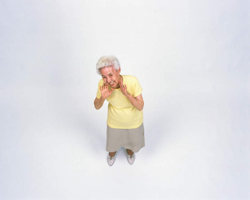 东方人,一个人,站,横图,俯视,室内,白天,白色背景,亚洲,仅一个女性,仅一个人,服装,注视,休闲装,黄种人,衣服,观察,看,站着,休闲,休闲服,摄影,服饰,仅一个老年女性,影棚,观看,察看,双手抱头,关注,老年女性,女人,女性,亚洲人,彩图,高角度拍摄,全身,影棚拍摄,拍摄