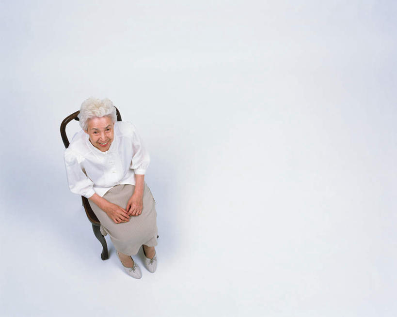 东方人,一个人,坐,横图,俯视,室内,白天,白色背景,椅子,亚洲,仅一个女性,仅一个人,服装,木椅,注视,休闲装,黄种人,衣服,观察,看,休闲,休闲服,摄影,服饰,仅一个老年女性,影棚,观看,察看,关注,老年女性,女人,女性,亚洲人,抬头,仰头,坐着,彩图,高角度拍摄,全身,影棚拍摄,拍摄