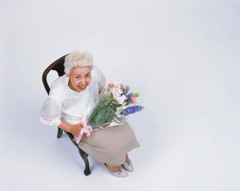 东方人,一个人,坐,横图,俯视,室内,白天,白色背景,椅子,亚洲,仅一个女性,仅一个人,服装,盛开,木椅,拿,花蕾,拿着,注视,休闲装,黄种人,花,花瓣,花朵,鲜花,衣服,花苞,花蕊,观察,看,休闲,休闲服,摄影,服饰,仅一个老年女性,影棚,观看,察看,关注,老年女性,女人,女性,亚洲人,坐着,彩图,高角度拍摄,全身,影棚拍摄,拍摄