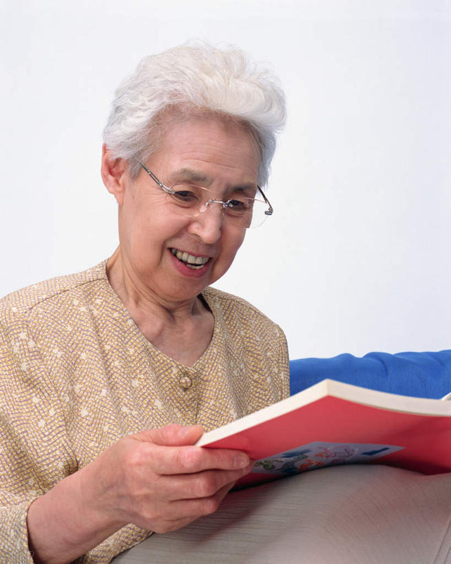 东方人,一个人,坐,竖图,室内,白天,白色背景,正面,看书,阅读,书籍,亚洲,仅一个女性,仅一个人,戴,学习,服装,眼镜,拿,拿着,注视,休闲装,黄种人,衣服,书本,垫子,观察,看,休闲,休闲服,读书,浏览,摄影,服饰,仅一个老年女性,影棚,观看,戴着,察看,关注,近视眼镜,老年女性,女人,女性,亚洲人,书,图书,坐着,半身,彩图,影棚拍摄,拍摄