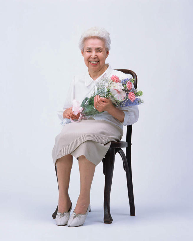 东方人,一个人,坐,笑,微笑,露齿笑,竖图,室内,白天,白色背景,正面,椅子,亚洲,仅一个女性,仅一个人,服装,盛开,木椅,拿,花蕾,拿着,注视,休闲装,黄种人,花,花瓣,花朵,鲜花,衣服,花苞,花蕊,观察,看,休闲,休闲服,摄影,服饰,仅一个老年女性,影棚,观看,察看,关注,老年女性,女人,女性,亚洲人,坐着,彩图,全身,影棚拍摄,拍摄