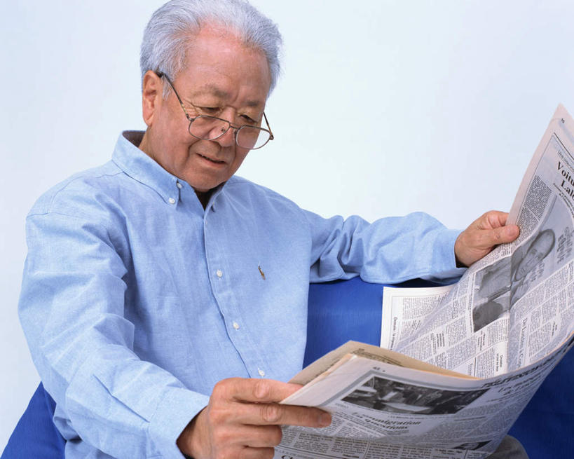 东方人,一个人,坐,横图,室内,白天,白色背景,正面,阅读,报纸,亚洲,仅一个男性,仅一个人,戴,学习,服装,眼镜,拿,拿着,注视,休闲装,黄种人,衣服,垫子,观察,看,仅一个老年男性,休闲,休闲服,浏览,摄影,服饰,影棚,观看,戴着,察看,关注,近视眼镜,老年男性,男人,男性,亚洲人,坐着,半身,彩图,影棚拍摄,拍摄