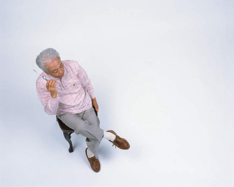 东方人,一个人,坐,横图,俯视,室内,白天,白色背景,亚洲,仅一个男性,仅一个人,服装,眼镜,拿,拿着,注视,休闲装,黄种人,衣服,观察,看,仅一个老年男性,休闲,休闲服,摄影,服饰,影棚,观看,察看,关注,近视眼镜,老年男性,男人,男性,亚洲人,坐着,彩图,高角度拍摄,全身,影棚拍摄,拍摄