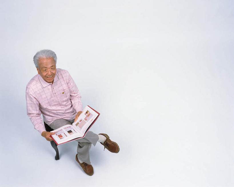 东方人,一个人,坐,横图,俯视,室内,白天,白色背景,书籍,亚洲,仅一个男性,仅一个人,服装,拿,拿着,注视,休闲装,黄种人,衣服,观察,看,仅一个老年男性,休闲,休闲服,摄影,服饰,影棚,观看,察看,关注,老年男性,男人,男性,亚洲人,书,图书,坐着,彩图,高角度拍摄,全身,影棚拍摄,拍摄