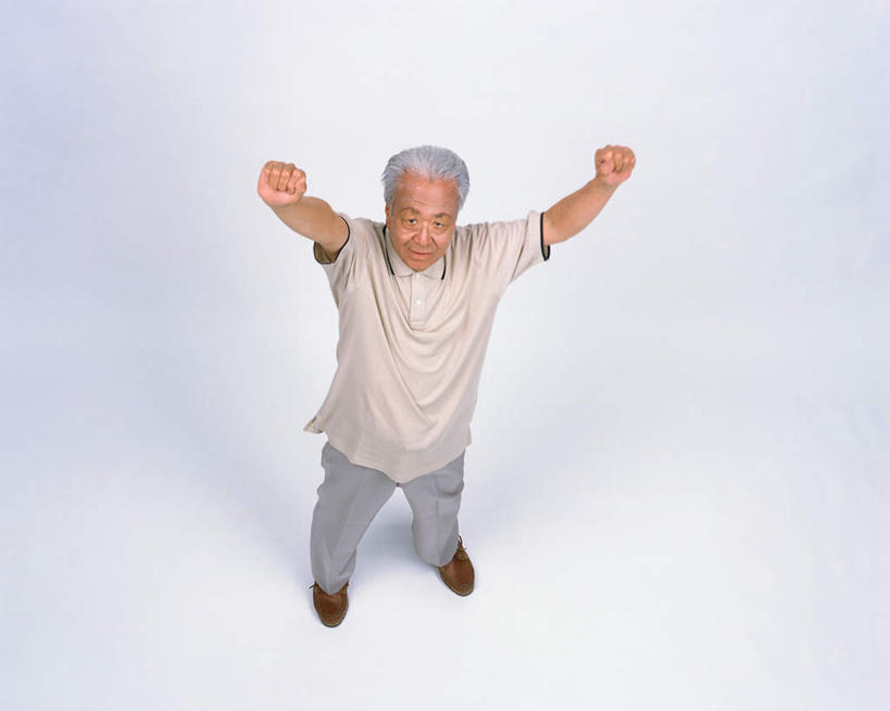 东方人,拳,一个人,站,举,横图,俯视,室内,白天,白色背景,亚洲,仅一个男性,仅一个人,服装,注视,休闲装,黄种人,衣服,观察,看,托,站着,仅一个老年男性,休闲,休闲服,摄影,服饰,影棚,观看,察看,关注,老年男性,男人,男性,亚洲人,拳头,举起,举手,举着,向上举,向上伸,向上托,彩图,高角度拍摄,全身,影棚拍摄,拍摄