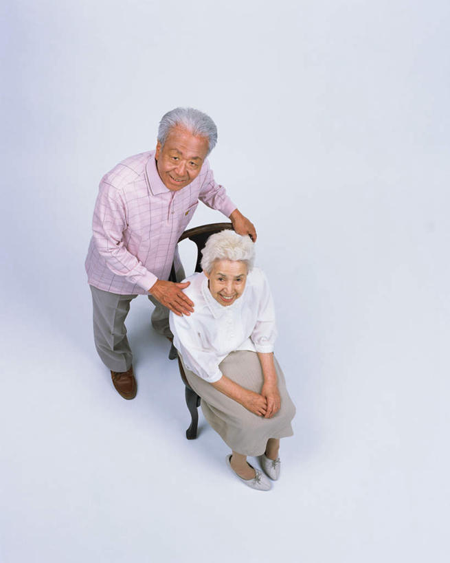 东方人,两个人,夫妻,站,坐,竖图,俯视,室内,白天,爱情,亚洲,服装,浪漫,注视,休闲装,黄种人,衣服,观察,看,站着,休闲,休闲服,恩爱,恋人,服饰,观看,察看,关注,老年男性,老年女性,男人,男性,女人,女性,亚洲人,情侣,抬头,仰头,站立,坐着,彩图,高角度拍摄,全身,伴侣