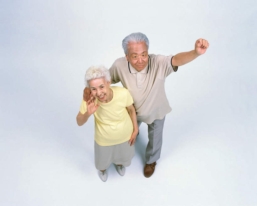 东方人,拳,两个人,夫妻,站,举,横图,俯视,室内,白天,爱情,亚洲,服装,浪漫,注视,休闲装,黄种人,衣服,观察,看,托,站着,休闲,休闲服,恩爱,恋人,服饰,观看,察看,关注,老年男性,老年女性,男人,男性,女人,女性,亚洲人,拳头,情侣,举起,举手,举着,向上举,向上伸,向上托,彩图,高角度拍摄,全身,伴侣