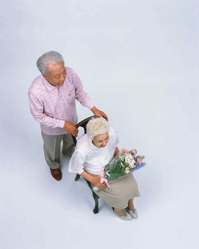 东方人,两个人,夫妻,站,坐,竖图,俯视,室内,白天,爱情,椅子,亚洲,服装,盛开,木椅,浪漫,拿,花蕾,拿着,注视,休闲装,黄种人,花,花瓣,花朵,鲜花,衣服,花苞,花蕊,观察,看,站着,休闲,休闲服,恩爱,恋人,服饰,观看,察看,关注,老年男性,老年女性,男人,男性,女人,女性,亚洲人,情侣,坐着,彩图,高角度拍摄,全身,伴侣