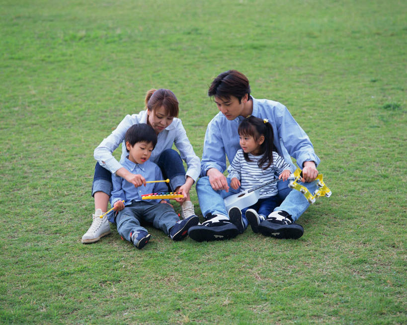 东方人,儿童,家庭,夫妻,母亲,父亲,女儿,儿子,坐,横图,室外,白天,正面,爱情,游戏,纯洁,草地,草坪,植物,玩具,亚洲,服装,浪漫,拿,玩,拿着,注视,休闲装,黄种人,娱乐,草,小孩,衣服,绿色,观察,看,休闲,温暖,温馨,父女,父子,母女,母子,一家人,休闲服,恩爱,父爱,可爱,母爱,童年,童趣,恋人,服饰,观看,和睦,察看,关注,童真,烂漫,无邪,天真,男孩,男人,男性,年轻男性,年轻女性,女孩,女人,女性,亚洲人,孩子,年轻人,夫妇,情侣,玩耍,嬉戏,坐着,彩图,全身,伴侣,融洽,男生,女生