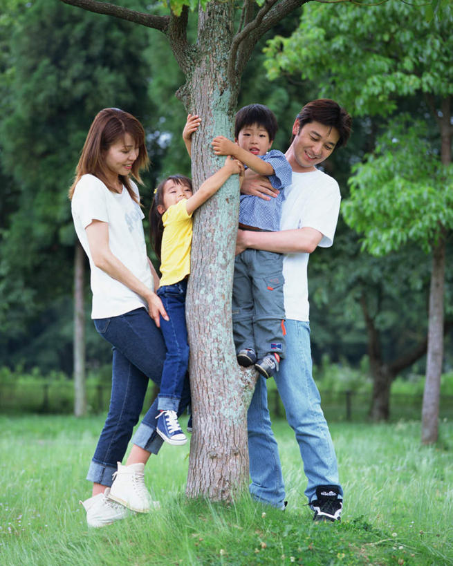 东方人,三个人,家庭,母亲,父亲,儿子,站,抱,竖图,室外,白天,正面,纯洁,草地,草坪,植物,亚洲,服装,注视,休闲装,黄种人,草,树,树木,衣服,绿色,自然,观察,看,站着,休闲,温暖,温馨,父子,母子,三口之家,一家人,休闲服,父爱,可爱,母爱,童年,童趣,服饰,生长,成长,抱着,观看,和睦,察看,搂着,关注,童真,烂漫,无邪,天真,亚洲人,搂,搂抱,站立,彩图,全身,融洽,爸爸,妈妈