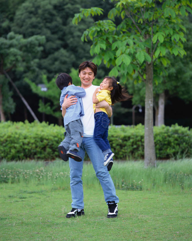 东方人,儿童,三个人,家庭,父亲,女儿,儿子,站,抱,竖图,室外,白天,正面,纯洁,草地,草坪,森林,树林,植物,亚洲,服装,注视,休闲装,黄种人,草,树,树木,小孩,衣服,绿色,自然,观察,看,站着,休闲,温暖,温馨,父女,父子,一家人,休闲服,父爱,可爱,童年,童趣,服饰,生长,成长,抱着,观看,和睦,察看,搂着,关注,童真,烂漫,无邪,天真,男孩,男人,男性,年轻男性,女孩,女人,女性,亚洲人,孩子,年轻人,搂,搂抱,站立,彩图,全身,融洽,男生,女生