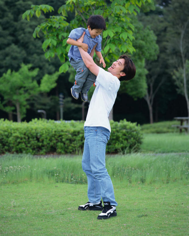 东方人,儿童,两个人,家庭,父亲,儿子,站,举,竖图,室外,白天,正面,纯洁,草地,草坪,植物,亚洲,注视,黄种人,草,树,树木,小孩,绿色,自然,观察,看,托,站着,温暖,温馨,父子,一家人,父爱,可爱,童年,童趣,生长,成长,观看,和睦,察看,关注,童真,烂漫,无邪,天真,男孩,男人,男性,年轻男性,亚洲人,孩子,年轻人,举起,举手,举着,向上举,向上伸,向上托,站立,彩图,全身,融洽,男生