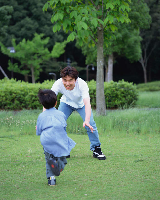 东方人,儿童,背部,两个人,家庭,父亲,儿子,站,跑,竖图,室外,白天,正面,锻炼,纯洁,运动,草地,草坪,森林,树林,植物,亚洲,注视,黄种人,草,树,树木,小孩,绿色,自然,观察,看,站着,温暖,温馨,父子,一家人,父爱,可爱,童年,童趣,生长,成长,观看,和睦,察看,关注,童真,烂漫,无邪,体育,天真,男孩,男人,男性,年轻男性,亚洲人,孩子,年轻人,跑步,站立,彩图,全身,健身,融洽,男生