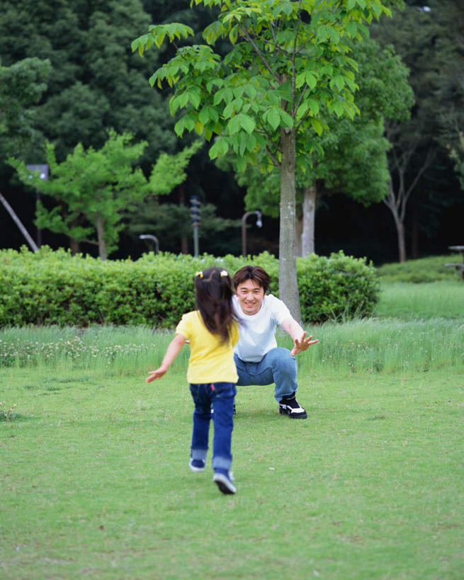 东方人,儿童,两个人,家庭,父亲,女儿,蹲,跑,竖图,室外,白天,正面,锻炼,纯洁,运动,草地,草坪,植物,亚洲,服装,注视,休闲装,黄种人,草,树,树木,小孩,衣服,绿色,自然,观察,看,休闲,温暖,温馨,父女,一家人,休闲服,父爱,可爱,童年,童趣,服饰,生长,成长,观看,和睦,察看,关注,童真,烂漫,无邪,体育,天真,男人,男性,年轻男性,女孩,亚洲人,孩子,年轻人,蹲着,跑步,彩图,全身,健身,融洽,女生