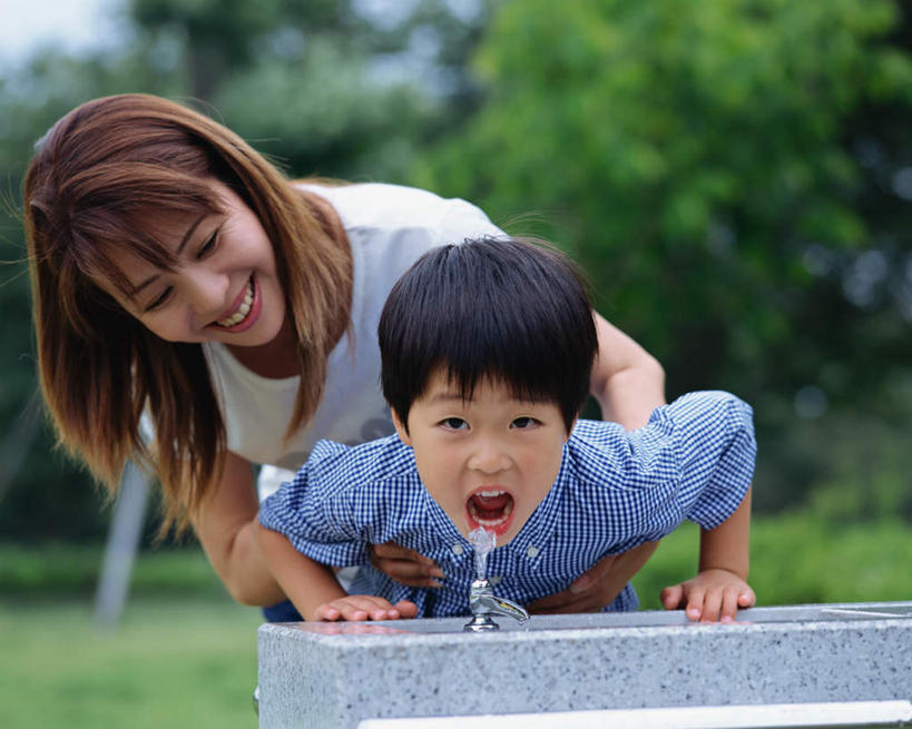 东方人,儿童,两个人,家庭,母亲,儿子,站,笑,微笑,露齿笑,横图,室外,白天,正面,纯洁,植物,亚洲,飞溅,服装,朦胧,模糊,溅,水龙头,液体,注视,休闲装,黄种人,树,树木,小孩,衣服,绿色,自然,观察,看,站着,休闲,温暖,温馨,母子,一家人,休闲服,可爱,母爱,童年,童趣,服饰,生长,成长,观看,和睦,察看,关注,喷洒,童真,烂漫,无邪,天真,男孩,年轻女性,女人,女性,亚洲人,孩子,年轻人,站立,半身,彩图,融洽,男生