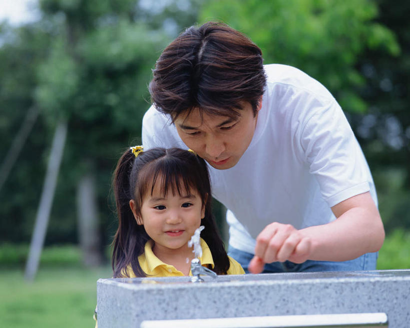 东方人,儿童,两个人,家庭,父亲,女儿,站,笑,微笑,露齿笑,横图,室外,白天,正面,纯洁,草地,草坪,植物,亚洲,服装,水龙头,注视,休闲装,黄种人,草,树,树木,小孩,衣服,绿色,自然,观察,看,站着,休闲,温暖,温馨,父女,一家人,休闲服,父爱,可爱,童年,童趣,服饰,生长,成长,观看,和睦,察看,关注,童真,烂漫,无邪,天真,男人,男性,年轻男性,女孩,亚洲人,孩子,年轻人,半身,彩图,融洽,女生