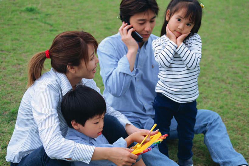 东方人,儿童,家庭,夫妻,母亲,父亲,女儿,儿子,坐,打电话,横图,俯视,室外,白天,爱情,纯洁,草地,草坪,植物,电话,手机,玩具,亚洲,服装,浪漫,拿,拿着,注视,休闲装,黄种人,通讯设备,草,树,树木,小孩,衣服,绿色,自然,观察,看,休闲,温暖,温馨,父女,父子,母女,母子,一家人,休闲服,恩爱,父爱,可爱,母爱,童年,童趣,恋人,服饰,生长,成长,观看,和睦,察看,关注,童真,烂漫,无邪,交流,天真,男孩,男人,男性,年轻男性,年轻女性,女孩,女人,女性,亚洲人,孩子,年轻人,夫妇,情侣,沟通,通话,坐着,半身,彩图,高角度拍摄,伴侣,融洽,男生,女生